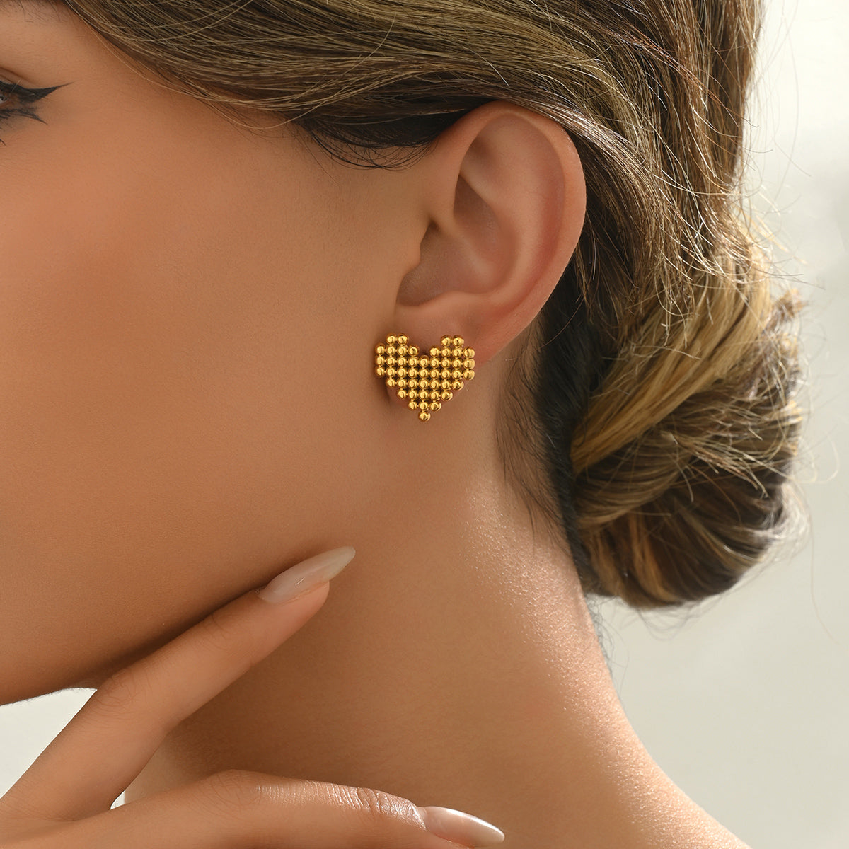 18K gold PVD plated stainless steel beaded heart stud earrings for women, geometric heart design, 1.8 × 2 cm size.